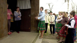 III Międzynarodowe Spotkanie z "Konopielką" - dawna tradycja kolędowania w drugi dzień Świąt Wielkanocnych. Knyszyn. 17.04.2004. Fot. PAP/L. Stankiewicz
