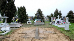 Pozostałość po zdemontowanym pomniku ku czci bojowników Ukraińskiej Powstańczej Armii na cmentarzu gminnym w Hruszowicach. Fot. PAP/D. Delmanowicz