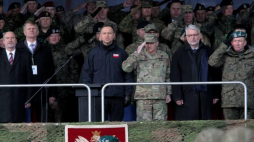 Prezydent Andrzej Duda (4P), minister obrony narodowej Antoni Macierewicz (L), naczelny dowódca sił NATO w Europie gen. Curtis Scaparrotti (3P), minister spraw zagranicznych Witold Waszczykowski (2P) oraz dowódca 15 Giżyckiej Brygady Zmechanizowanej im. Zawiszy Czarnego, gen. brygady Jarosław Gromadziński (P) podczas powitania Wielonarodowej Batalionowej Grupy Bojowej NATO w Orzyszu. Fot. PAP/T. Waszczuk