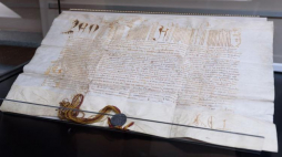 Pergamin z 15 lipca 1515 r., w którym papież Leon X nadaje Janowi Łaskiemu, arcybiskupowi gnieźnieńskiemu, tytuł "legatus natus". Fot. PAP/J. Kaczmarczyk