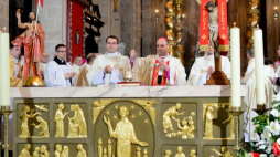 Prymas Polski abp Wojciech Polak (centrum P) podczas mszy św. w bazylice prymasowskiej w Gnieźnie. 23.04.2017. Fot. PAP/J. Kaczmarczyk 