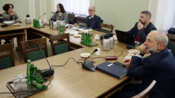 Członkowie Rady Mediów Narodowych: przewodniczący Krzysztof Czabański (C), Elżbieta Kruk (L), Juliusz Braun (P) i Grzegorz Podżorny (2P) i Joanna Lichocka (2L). Warszawa, 01.02.2017. Fot. PAP/T. Gzell