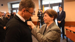 Zofia Romaszewska wręcza Krzyż Oficerski Orderu Odrodzenia Polski Jarosławowi Chudzickiemu. Fot. PAP/B. Zborowski