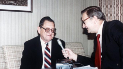 Zastępca dyrektora Sekcji Polskiej Głosu Ameryki Marek Walicki (P) przeprowadza wywiad z gen. Edwardem Równym. 1988 r. Fot. PAP/Archiwum Marka Walickiego 