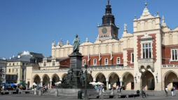 Rynek Główny w Krakowie, widok na Sukiennice oraz pomnik Adama Mickiewicza. Fot. PAP/S. Rozpędzik 