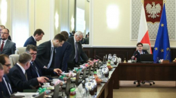 Premier Beata Szydło (P) przed posiedzeniem rządu. 11.04.2017. Fot. PAP/R. Guz 
