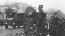 Generalny Inspektor Sił Zbrojnych marszałek Edward Rydz-Śmigły przyjmuje defiladę oddziałów artylerii przeciwlotniczej z reflektorami przeciwlotniczymi. Obok niego wiceminister spraw wojskowych generał Janusz Głuchowski. Warszawa, 11.11.1937. Źródło: NAC