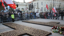 Obchody 7. rocznicy katastrofy smoleńskiej - uroczystości przed Pałacem Prezydenckim. Fot. PAP/L. Szymański 