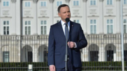 Wystąpienie prezydenta Andrzeja Dudy podczas uroczystości przed Pałacem Prezydenckim w 7. rocznicę katastrofy smoleńskiej. Fot. PAP/J. Turczyk 