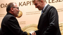 Kapitan Maciej Sodkiewicz (P) odbiera Nagrodę im. Kapitana Leszka Wiktorowicza z rąk syna kpt. Wiktorowicza - Mariusza Wiktorowicza. Fot. PAP/B. Zborowski 
