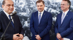 Wiceminister kultury i dziedzictwa narodowego Jarosław Sellin (P), przewodniczący NSZZ "Solidarność" Piotr Duda (C) oraz dyrektor Europejskiego Centrum Solidarności Basil Kerski podczas uroczystości podpisania umowy ws. Sali BHP Stoczni Gdańskiej. Fot. PAP/A. Warżawa 