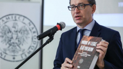 Prezes Instytutu Pamięci Narodowej dr Jarosław Szarek podczas konferencji prasowej nt. publikacji dokumentów tzw. komisji Maddena. Fot. PAP/R. Guz