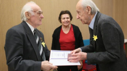 Jan Turnau (P) odbiera z rąk Tomasza Miedzińskiego medal "Powstanie w Getcie Warszawskim". Fot. PAP/L. Szymański 