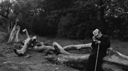 Zdjęcie ks. Jana Twardowskiego na wystawie „Inside Poland. Marian Schmidt. Fotografie”. Źródło: Marian Schmidt