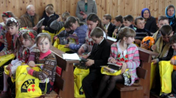 Szef gabinetu prezydenta RP Adam Kwiatkowski przekazał Polakom mieszkającym na Ukrainie pomoce naukowe, żywność i ubrania - dzieci z darami z transportu pomocy Polakom na Wschodzie. Fot, PAP/M. Gruszczyński