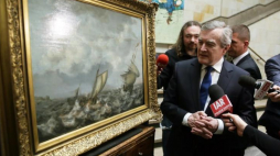 Wicepremier, minister kultury i dziedzictwa narodowego Piotr Gliński podczas konferencji prasowej nt. odzyskania i przekazania do Muzeum Narodowego w Warszawie obrazu holenderskiego malarza Simona de Vliegera "Wzburzone morze z okrętami". Fot. PAP/T. Gzell 
