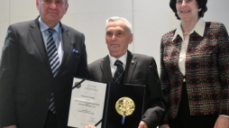 Szermierz i architekt Wojciech Zabłocki (C) odbiera z rąk prezesa PKOl Andrzeja Kraśnickiego (L) i członkini zarządu PKOl Ireny Szewińskiej (P) Złoty Wawrzyn za całokształt prac w dziedzinie architektury i sztuki. Fot. PAP/B. Zborowski