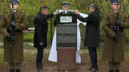Przewodniczący Zgromadzenia Narodowego Węgier Laszlo Kover (P) i marszałek Sejmu Marek Kuchciński podczas odsłonięcia tablicy w Alejach Ujazdowskich w Warszawie upamiętniającej gest solidarności Polaków z Węgrami w 1986 r. Fot. PAP/L. Szymański 