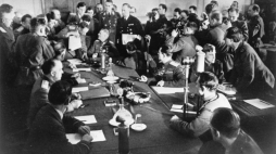 Feldmarszałek Wilhelm Keitel (u szczytu stołu) podpisał akt bezwarunkowej kapitulacji Niemiec. Berlin, 08.05.1945. Fot. PAP/CAF