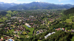 Widok na Tatry i Zakopane. Fot. PAP/G. Momot