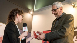 Wiktor Zborowski odbiera z rąk szefowej Festiwalu Animocje Weroniki Płaczek Nagrodę za Osiągnięcia w Dubbingu. Fot. PAP/T. Żmijewski 