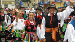12 Światowy Festiwal Polonijnych Zespołów Folklorystycznych. Rzeszów 19.07.2002. Fot. PAP/J. Paszkowski