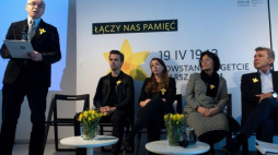 Dyrektor Muzeum POLIN Dariusz Stoła (L), aktor Maciej Musiał (2L), koordynator akcji Marysia Mossakowska (3P), honorowa ambasadorka akcji Żonkile Paula Sawicka (2P) i Piotr Wiślicki (P) ze Stowarzyszenia Żydowski Instytut Historyczny podczas konferencji prasowej nt. 5. edycji akcji Żonkile. Fot. PAP/J. Kamiński 