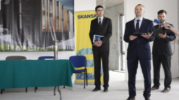Dyrektor Archiwum Państwowego w Białymstoku Marek Kietliński (C) oraz naczelny dyrektor Archiwów Państwowych Wojciech Woźniak (L) podczas uroczystości wmurowania aktu erekcyjnego pod budowę Archiwum Państwowego. 29.05.2017. Fot. PAP/A. Reszko