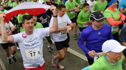Uczestnicy na trasie XXVII Biegu Konstytucji 3 Maja w Warszawie. Fot. PAP/B. Zborowski