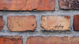 Fragment bramy obozu Auschwitz II-Birkenau, na której dwaj Portugalczycy próbowali wyryć swoje imiona i nazwiska. Fot. PAP/A. Grygiel