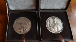 Brązowy medal "Cracoviae Merenti". Fot. PAP/J. Bednarczyk