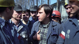 Jerzy Radziwiłowicz na planie filmu "Człowiek z żelaza" w reż. Andrzeja Wajdy. Fot. PAP/M. Billewicz