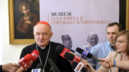Metropolita warszawski, kardynał Kazimierz Nycz podczas briefingu poprzedzającego wydarzenie Noc Otwarta Domu Arcybiskupów Warszawskich. Fot. PAP/M. Obara