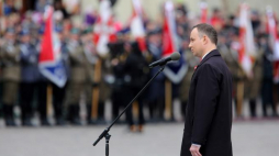 Wystąpienie prezydenta Andrzeja Dudy podczas centralnych obchodów Święta Narodowego 3 Maja na pl. Zamkowym w Warszawie. Fot. PAP/L. Szymański
