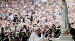 Papież Franciszek w sanktuarium w Fatimie. Fot. PAP/EPA