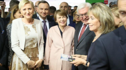 Polska para prezydencka Andrzej Duda i Agata Kornhauser-Duda oraz prezydent Niemiec Frank-Walter Steinmeier z żoną Elke Buedenbender (3P) podczas VIII Warszawskich Targów Książki. PAP/L. Szymański 