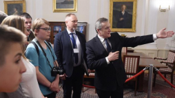 icepremier, minister kultury i dziedzictwa narodowego Piotr Gliński (P) oprowadza po Ministerstwie Kultury i Dziedzictwa Narodowego podczas Nocy Muzeów 2017. Fot. PAP/R. Pietruszka