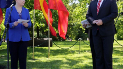 Wiceprzewodniczący Komisji Europejskiej Frans Timmermans w towarzystwie prezydent Warszawy Hanny Gronkiewicz-Waltz posadzili w warszawskim Ogrodzie Saskim dąb na pamiątkę 60. rocznicy podpisania traktatów rzymskich. Fot. PAP/T. Gzell 