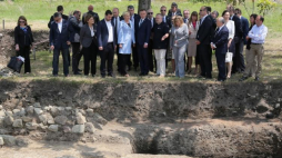Prezydent Andrzej Duda, małżonka prezydenta Agata Kornhauser-Duda i archeolog Radosław Karasiewicz-Szczypiorski (C-P) podczas wizyty w polskim stanowisku archeologicznym w Fortecy Gonio w Gruzji. Fot. PAP/P. Supernak