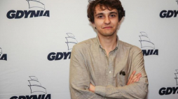 Reżyser Grzegorz Mołda podczas pokazu najlepszych filmów dyplomowych Gdyńskiej Szkoły Filmowej. Fot. PAP/R. Guz