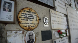 Tabilca upamiętniająca ofiary niemieckiego obozu koncentracyjnego KZ-Mauthausen-Gusen. Gusen, Austria, 07.05.2017. Fot. PAP/J. Kamiński