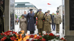 Członkowie zarządu Stowarzyszenia Klub Kawalerów Orderu Wojennego Virtuti Militari: prezes – płk Bronisław Maciaszczyk „Józef” (C), wiceprezes - płk Zygmunt Maguza "Waleczny" (2L) i sekretarz - płk Danuta Gałkowa (vel Gałka) "Blondynka" (4L) podczas obchodów 72. rocznicy zakończenia II wojny światowej przed Grobem Nieznanego Żołnierza w Warszawie. Fot. PAP/M. Obara