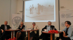 Uczestnicy debaty „Dziedzictwo Drugiej Wielkiej Emigracji. Życie umysłowe i kulturalne 2 Korpusu Polskiego”. Od lewej: prof. Rafał Habielski, dr Małgorzata Ptasińska, red. Ewa Stocka-Kalinowska, prof. Włodzimierz Bolecki i dr Justyna Chłap-Nowakowa. Źródło: IPN