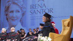  Piosenkarka Irena Santor (P) odebrała tytuł doktora honoris causa Akademii Muzycznej w Łodzi. Fot. PAP/M. Kliński
