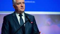 Wicepremier, minister nauki i szkolnictwa wyższego Jarosław Gowin podczas panelu dyskusyjnego "Człowiek w centrum - gospodarka, rynek, praca" w ramach IX Europejskiego Kongresu Gospodarczego w Katowicach. Fot. PAP/J. Grygiel