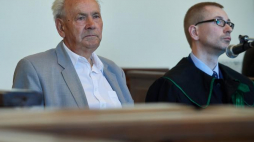 B. pracownik Stoczni Gdańskiej Henryk Jagielski (L) z adwokatem Bogusławem Kosmusem (P) na sali rozpraw w Sądzie Okręgowym w Gdańsku. Fot. PAP/A. Warżawa