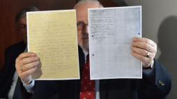 Pełnomocnik Lecha Wałęsy mec. Jan Widacki prezentuje próbki pisma b. prezydenta podczas konferencji prasowej w Krakowie. Fot. PAP/J. Bednarczyk 