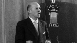 Jan Nowak-Jeziorański - dyrektor Rozgłośni Polskiej Radia Wolna Europa przemawia podczas 5-tej rocznicy powstania Rozgłośni Polskiej; widoczny mikrofon z logo Radia Wolna Europa. 1957 r. Fot. NAC