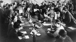 Feldmarszałek Wilhelm Keitel (u szczytu stołu) podpisał akt bezwarunkowej kapitulacji Niemiec. Berlin, 08.05.1945. Fot. PAP/CAF