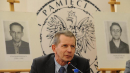 Andrzej Kunert, Sekretarz Rady Ochrony Pamięci Walk i Męczeństwa, podczas konferencji prasowej poświęconej wynikom identyfikacji ofiar komunistycznej bezpieki, które udało się zidentyfikować po ekshumacjach na warszawskich Powązkach. W tle portrety Stanisława Kasznicy (L) i Tadeusza Pelaka (P), ofiar terroru komunistycznego. Fot. PAP/G. Jakubowski.  
